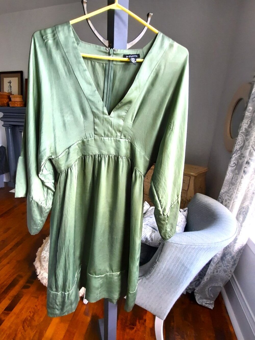 Vintage Le Chateau satin dress. - Picture 2 of 7